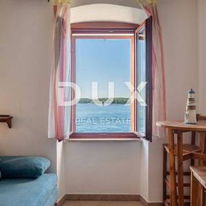 ISTRA, ROVINJ - 1SS+DB stan smješten prvi red do mora s privatnom plažom
