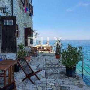 ISTRA, ROVINJ - 1SS+DB stan smješten prvi red do mora s privatnom plažom