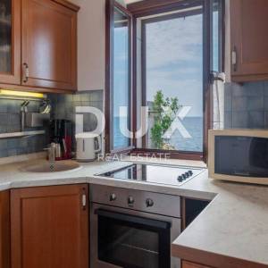 ISTRA, ROVINJ - 2SS+DB stan smješten prvi red do mora s privatnom plažom