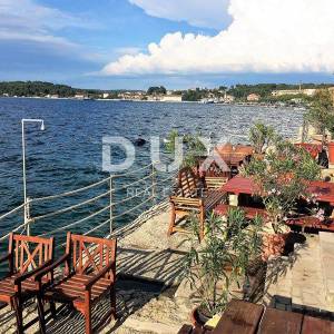 ISTRA, ROVINJ - 2SS+DB stan smješten prvi red do mora s privatnom plažom
