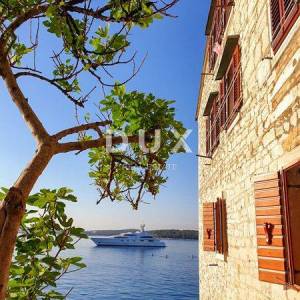 ISTRA, ROVINJ - 2SS+DB stan smješten prvi red do mora s privatnom plažom