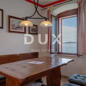 ISTRA, ROVINJ - 2SS+DB stan smješten prvi red do mora s privatnom plažom