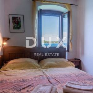 ISTRA, ROVINJ - 2SS+DB stan smješten prvi red do mora s privatnom plažom