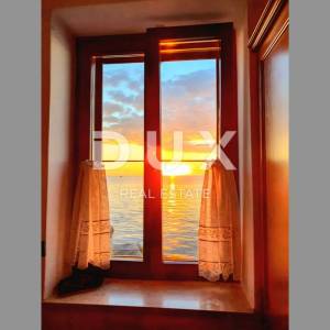 ISTRA, ROVINJ - 2SS+DB stan smješten prvi red do mora s privatnom plažom
