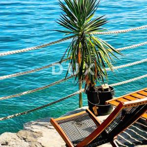 ISTRA, ROVINJ - 2SS+DB stan smješten prvi red do mora s privatnom plažom