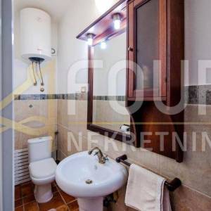 Istra, Rovinj, kuća s 3 stana, 100m od mora