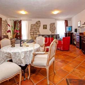 Istra, Rovinj, kuća s 3 stana, 100m od mora