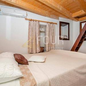 Istra, Rovinj, kuća s 3 stana, 100m od mora