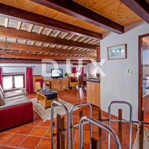 ISTRA, ROVINJ - Kuća s tri stambene jedinice 70 metara od mora!