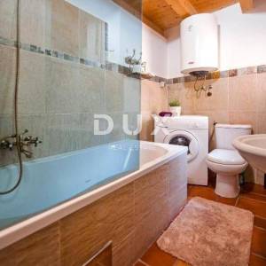 ISTRA, ROVINJ - Kuća s tri stambene jedinice 70 metara od mora!