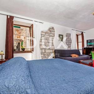 ISTRA, ROVINJ - Kuća s tri stambene jedinice 70 metara od mora!