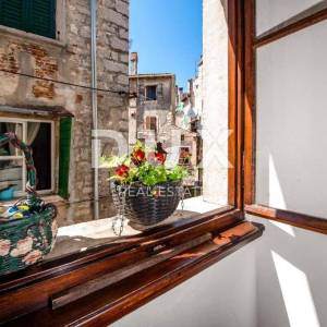 ISTRA, ROVINJ - Kuća s tri stambene jedinice 70 metara od mora!