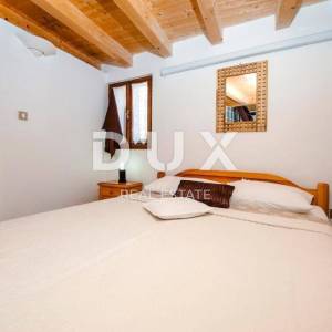 ISTRA, ROVINJ - Kuća s tri stambene jedinice 70 metara od mora!