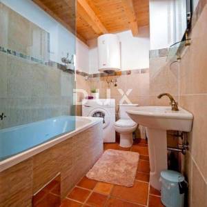 ISTRA, ROVINJ - Kuća s tri stambene jedinice 70 metara od mora!