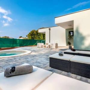 Istra, Rovinj, novogradnja, prizemnica s bazenom