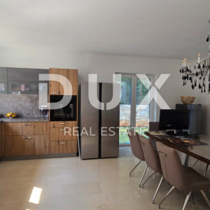 ISTRA, ROVINJ - Novoizgrađena vila s bazenom i dodatnim apartmanom, rub naselja