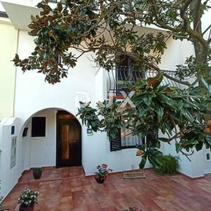 ISTRA-ROVINJ-Predivna dvojna kuća s 2 odvojena stana i okućnicom