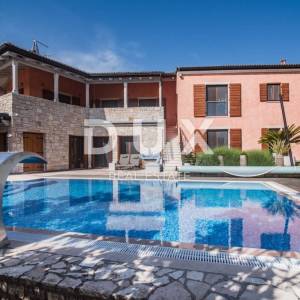 ISTRA, ROVINJ - Prostrana vila s velikim građevinskim zemljištem