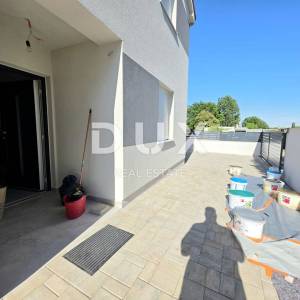 ISTRA, ŠIŠAN - Apartmanska kuća s dvije stambene jedinice i pomočnim objektom