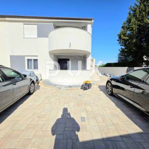 ISTRA, ŠIŠAN - Apartmanska kuća s dvije stambene jedinice i pomočnim objektom
