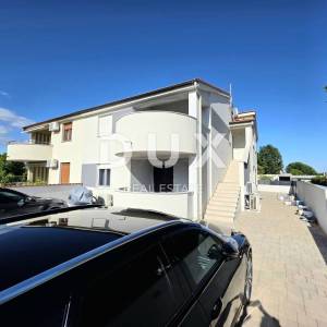 ISTRA, ŠIŠAN - Apartmanska kuća s dvije stambene jedinice i pomočnim objektom