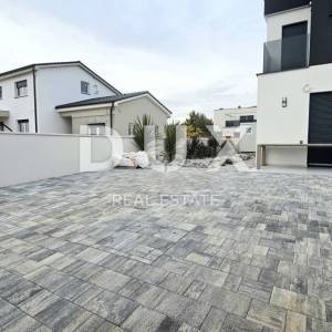 ISTRA, ŠIŠAN - Moderna dvojna vila smještena na mirnoj lokaciji