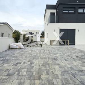 ISTRA, ŠIŠAN - Moderna dvojna vila smještena na mirnoj lokaciji