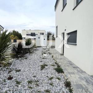 ISTRA, ŠIŠAN - Moderna dvojna vila smještena na mirnoj lokaciji