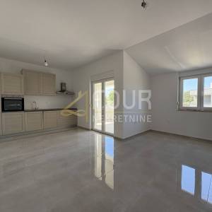 Istra, Šišan, novogradnja, 214m2, kuća s 2 stana + pomoćni objekt