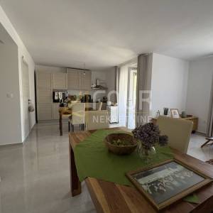 Istra, Šišan, novogradnja, 214m2, kuća s 2 stana + pomoćni objekt