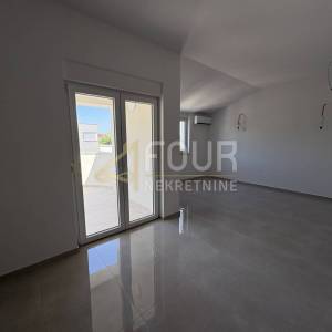Istra, Šišan, novogradnja, 214m2, kuća s 2 stana + pomoćni objekt