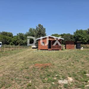 ISTRA, ŠIŠAN - Poljoprivredno zemljište s vikendicom!