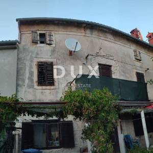 ISTRA, ŠTINJAN - Kamena kuća za adaptaciju 1 km od mora!