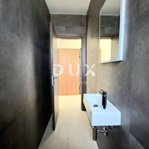 ISTRA, ŠTINJAN - Savršen spoj luksuza i komocije, 2SS+DB stan s privatnom garažom udaljen svega 500m od uređenih plaža i dugih ...