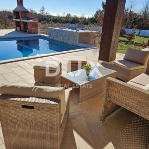 ISTRA, ŠTOKOVCI - Predivna prizemnica s bazenom, velikim dvorištem i igraonicom
