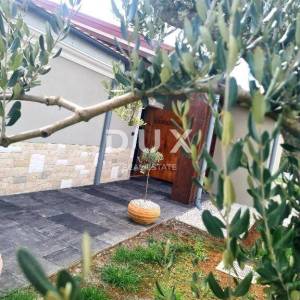 ISTRA, ŠTOKOVCI - Predivna prizemnica s bazenom, velikim dvorištem i igraonicom