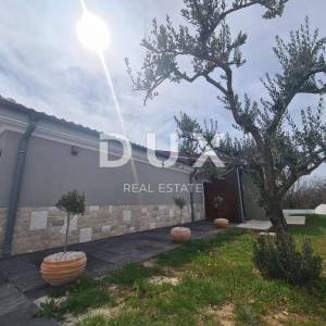 ISTRA, ŠTOKOVCI - Predivna prizemnica s bazenom, velikim dvorištem i igraonicom