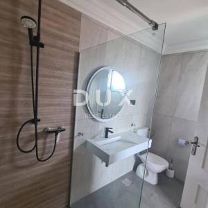 ISTRA, ŠTOKOVCI - Predivna prizemnica s bazenom, velikim dvorištem i igraonicom