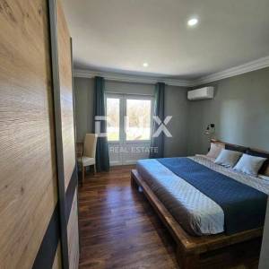 ISTRA, ŠTOKOVCI - Predivna prizemnica s bazenom, velikim dvorištem i igraonicom