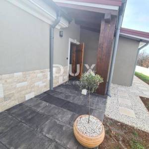 ISTRA, ŠTOKOVCI - Predivna prizemnica s bazenom, velikim dvorištem i igraonicom