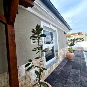 ISTRA, ŠTOKOVCI - Predivna prizemnica s bazenom, velikim dvorištem i igraonicom