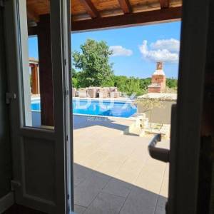 ISTRA, ŠTOKOVCI - Predivna prizemnica s bazenom, velikim dvorištem i igraonicom