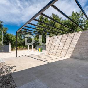 ISTRA, SV. PETAR U ŠUMI - Prekrasna novogradnja s bazenom i ljetnom kuhinjom