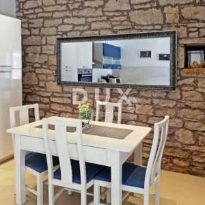 ISTRA, SVETI LOVREČ - Kamena kuća s bazenom u starogradskoj jezgri