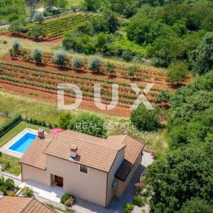 ISTRA, SVETI LOVREČ - Kuća s bazenom na rubu naselja