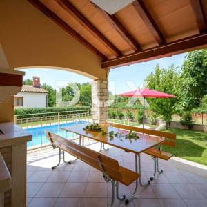 ISTRA, SVETI LOVREČ - Kuća s bazenom na rubu naselja