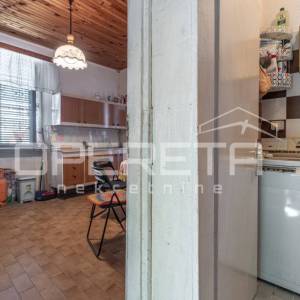 Istra, Sveti Lovreč- Kuća s dvorištem u centru