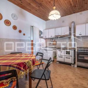 Istra, Sveti Lovreč- Kuća s dvorištem u centru