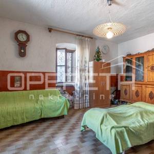 Istra, Sveti Lovreč- Kuća s dvorištem u centru