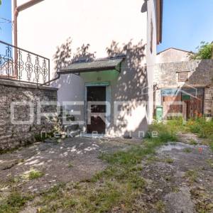 Istra, Sveti Lovreč- Kuća s dvorištem u centru